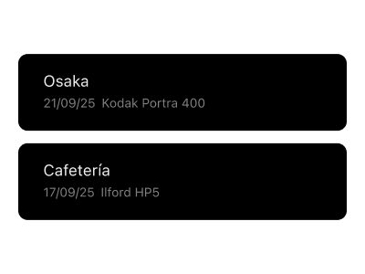 Biblioteca de archivo de rollos de película que muestra sesiones de captura organizadas con nombres de rollos, fechas de captura y detalles del tipo de película para fácil referencia y revisión.