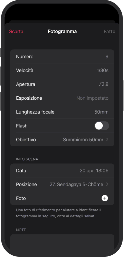Vista delle impostazioni nell'app iOS con data, note e mappa per ogni foto analogica