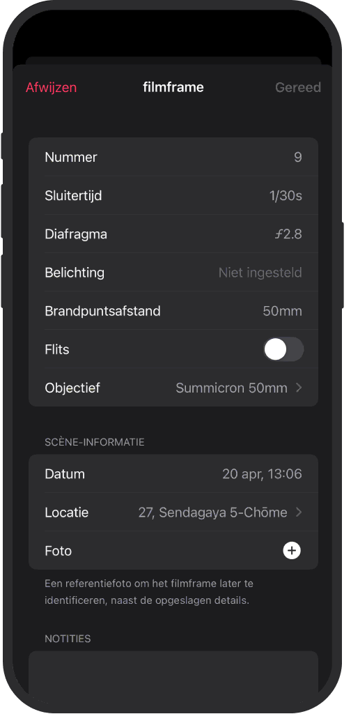 Weergave van instellingen in iOS-app met datum, notities en kaart voor elke analoge foto